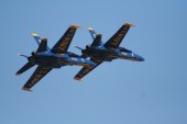 Blue_angels_2_plane_flyover